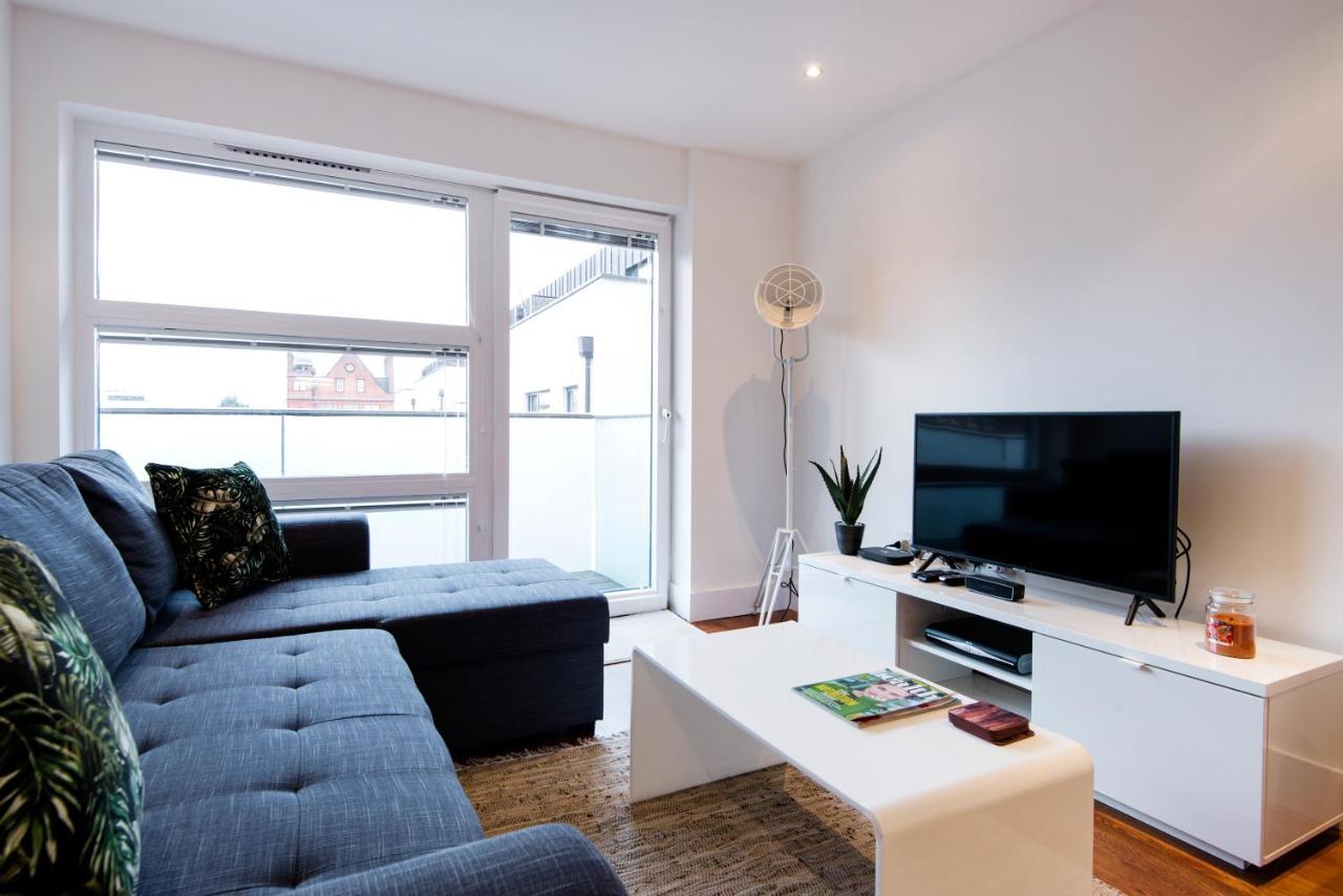 Luxury 2-Bed Flat Parking And Close To The Tube Londra Dış mekan fotoğraf