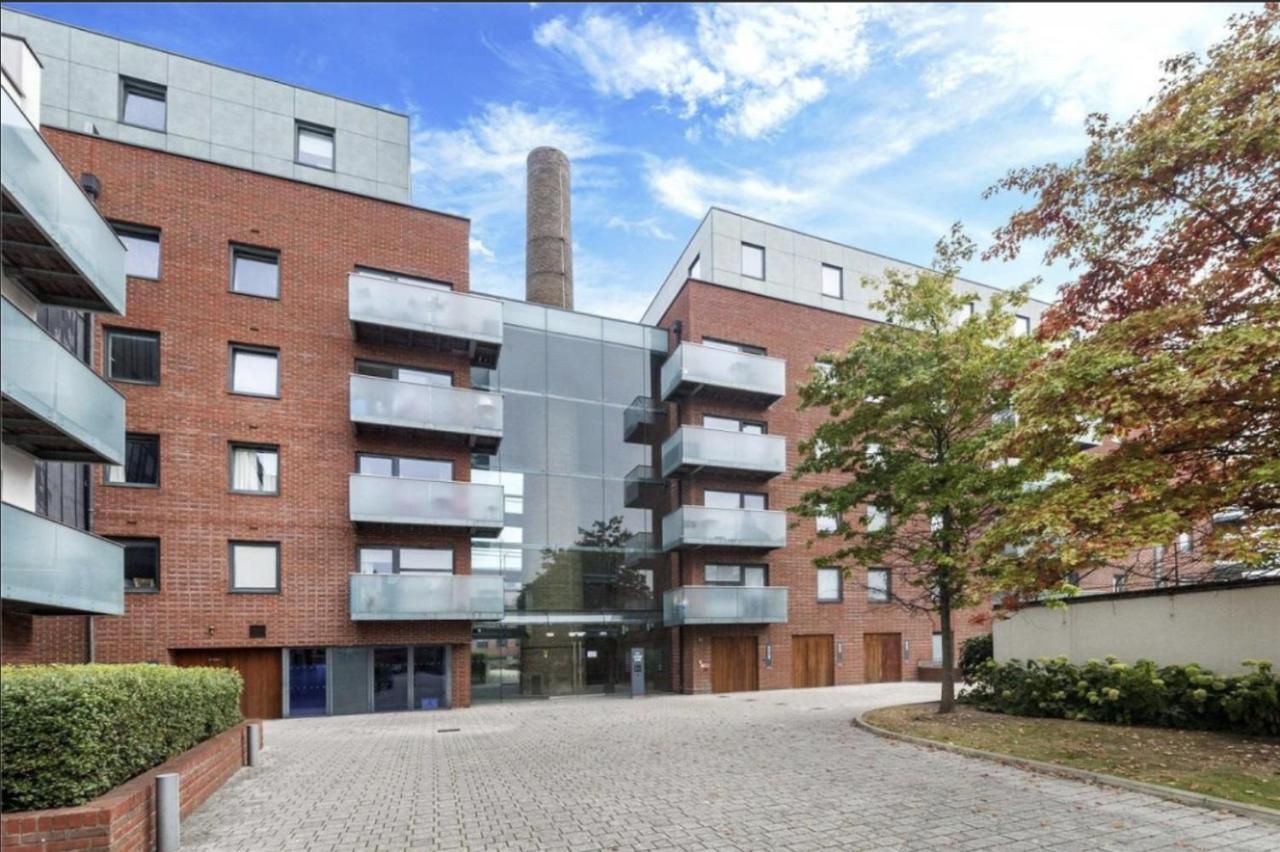 Luxury 2-Bed Flat Parking And Close To The Tube Londra Dış mekan fotoğraf